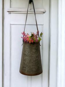 Metal HangingFlower Holder with Strap Sm  